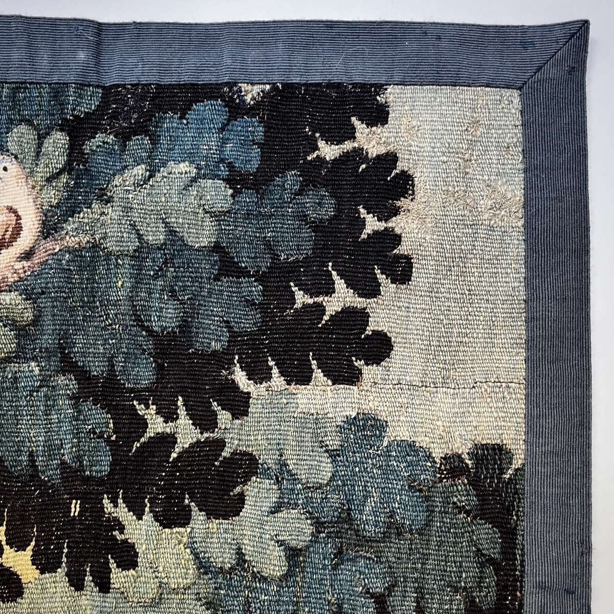 Verdure &agrave; l&#039;oiseau, fragment de tapisserie d&#039;Aubusson fin XVIIe - d&eacute;but XVIIIe si&egrave;cle-photo-2