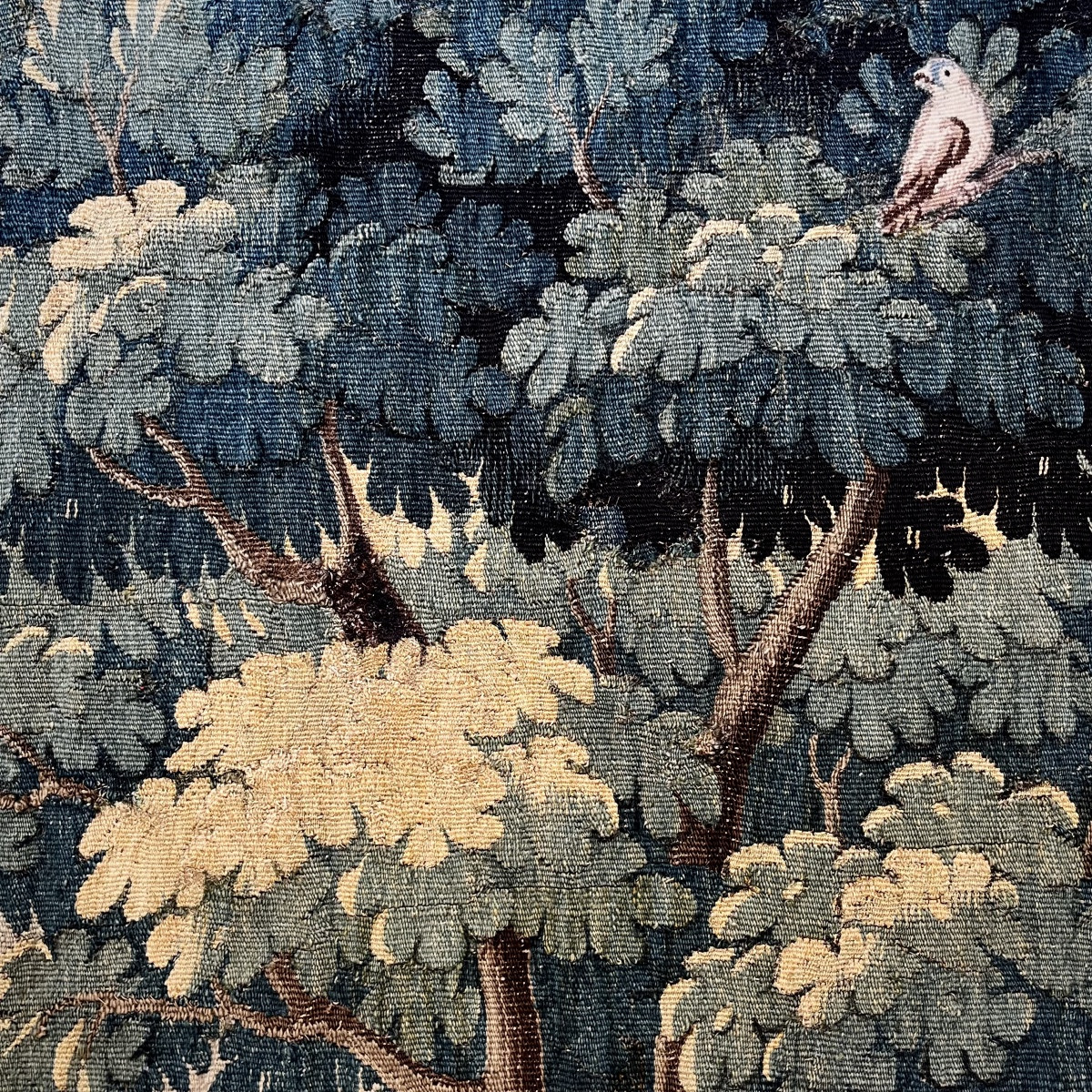 Verdure &agrave; l&#039;oiseau, fragment de tapisserie d&#039;Aubusson fin XVIIe - d&eacute;but XVIIIe si&egrave;cle