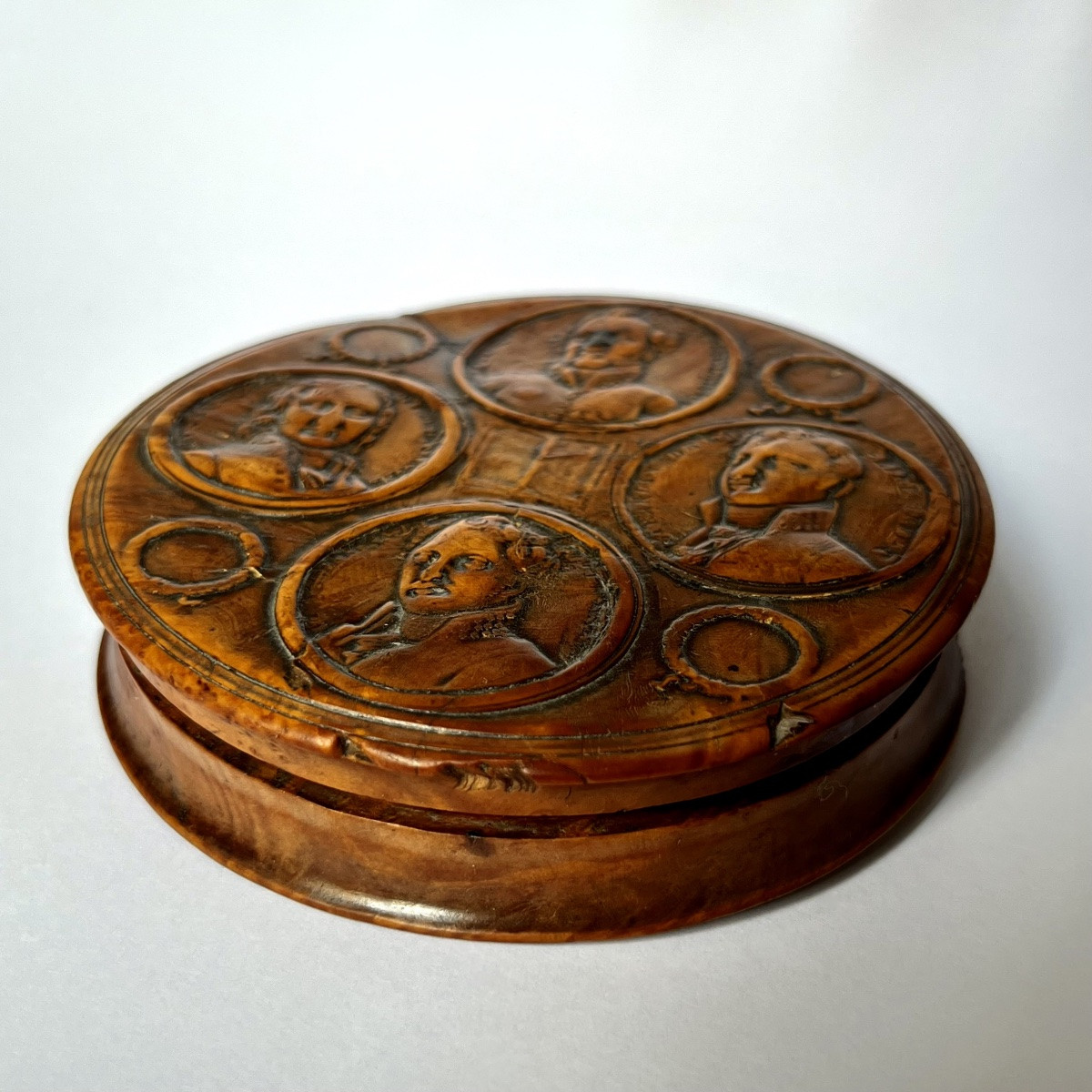 Round Carved Wooden Box Decorated With Portraits Of Liberal Deputies - 19th Century-photo-2