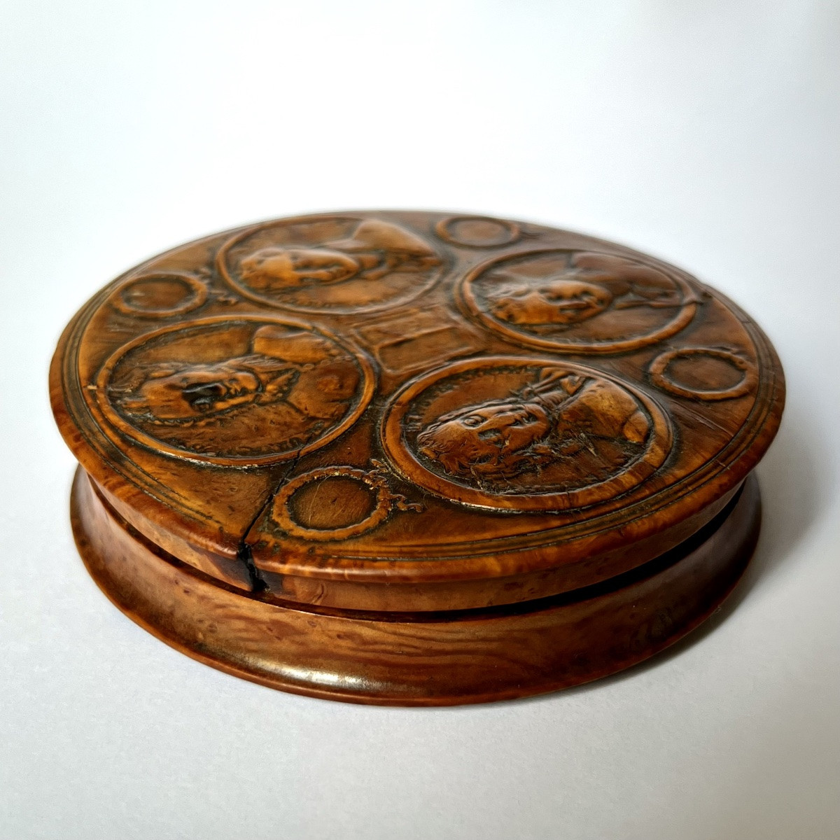 Round Carved Wooden Box Decorated With Portraits Of Liberal Deputies - 19th Century-photo-2