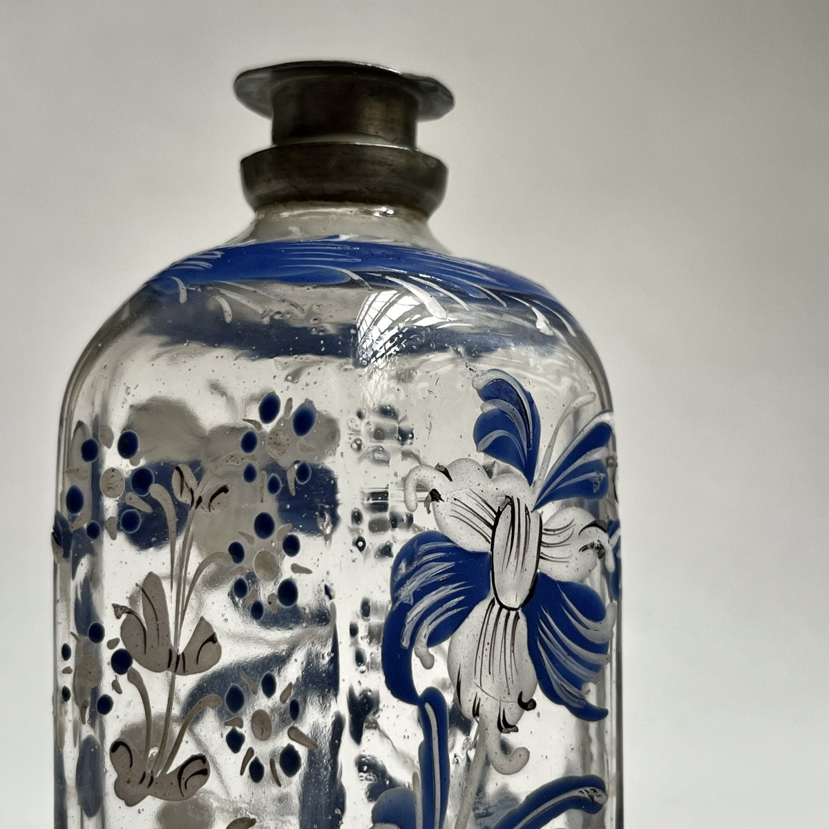 Flacon hexagonal en verre émaillé à décor floral bleu et blanc, Suisse Flühli XVIIIe siècle 18e-photo-2