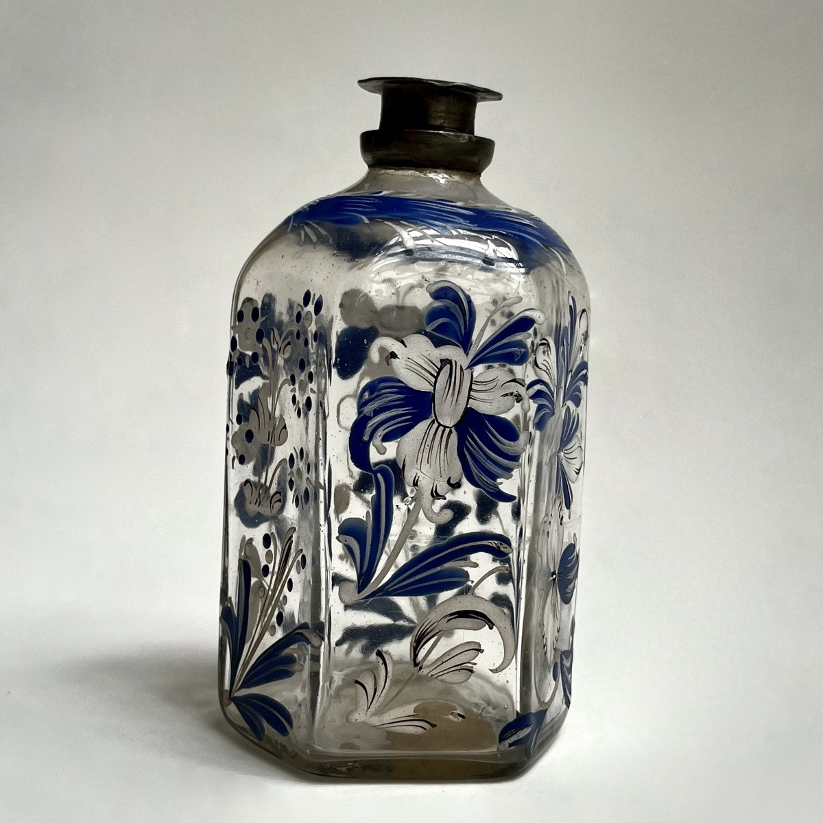 Flacon hexagonal en verre émaillé à décor floral bleu et blanc, Suisse Flühli XVIIIe siècle 18e-photo-3