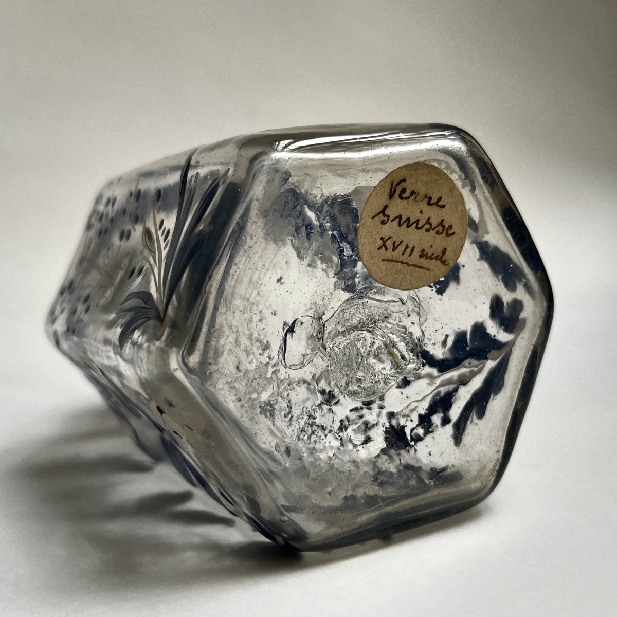 Flacon hexagonal en verre émaillé à décor floral bleu et blanc, Suisse Flühli XVIIIe siècle 18e-photo-4