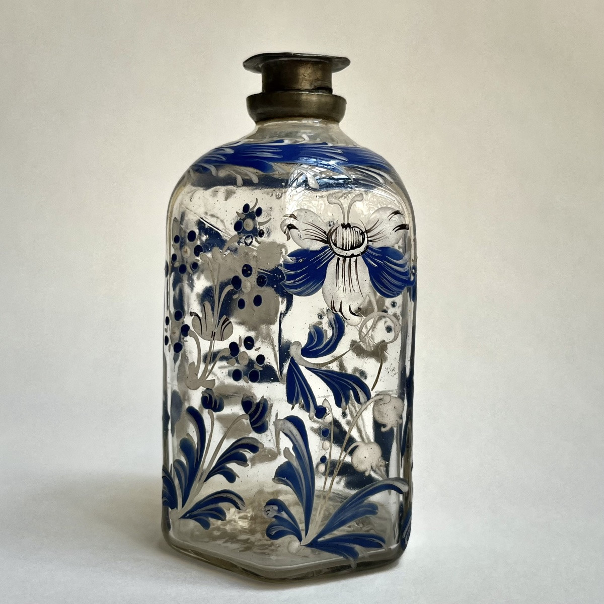 Flacon hexagonal en verre émaillé à décor floral bleu et blanc, Suisse Flühli XVIIIe siècle 18e-photo-1