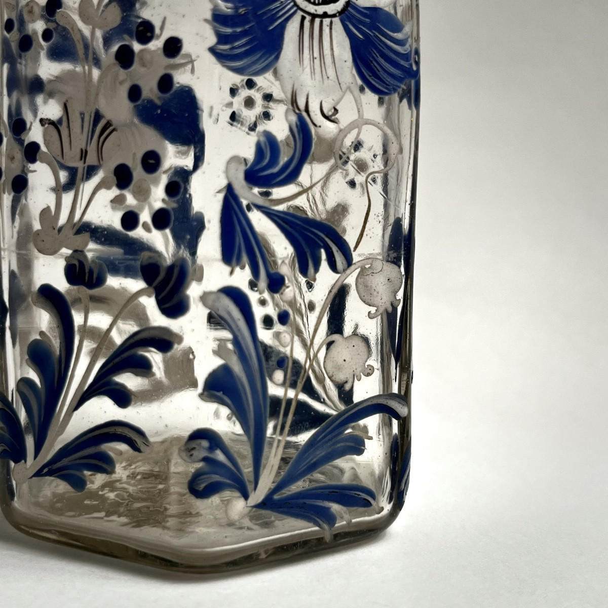 Flacon hexagonal en verre émaillé à décor floral bleu et blanc, Suisse Flühli XVIIIe siècle 18e-photo-2