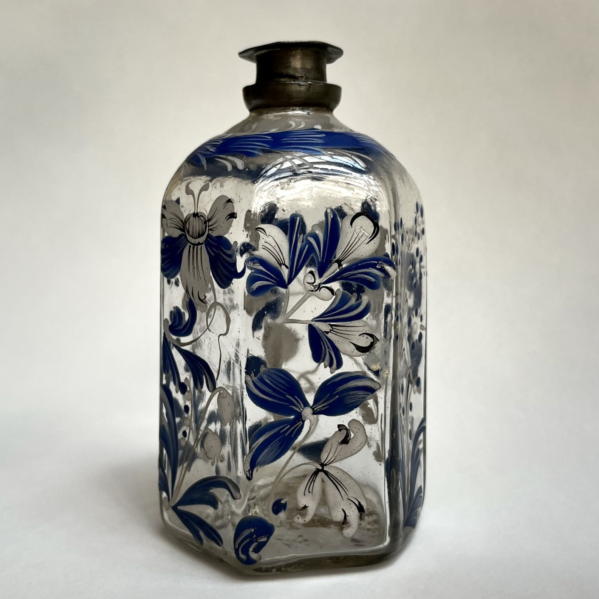 Flacon hexagonal en verre émaillé à décor floral bleu et blanc, Suisse Flühli XVIIIe siècle 18e-photo-3