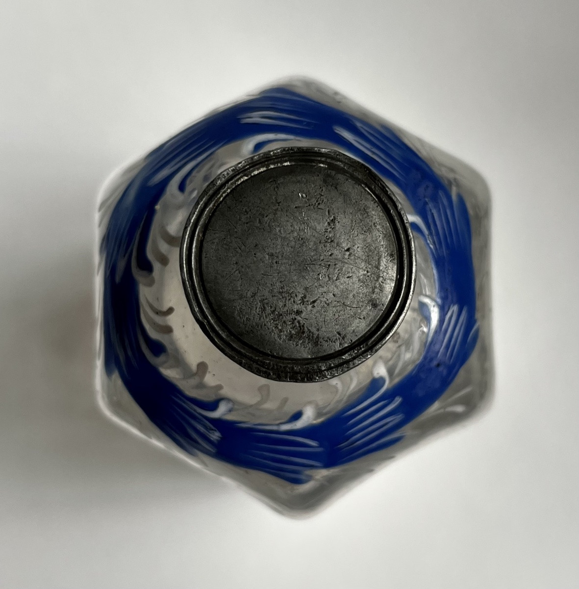 Flacon hexagonal en verre émaillé à décor floral bleu et blanc, Suisse Flühli XVIIIe siècle 18e-photo-4