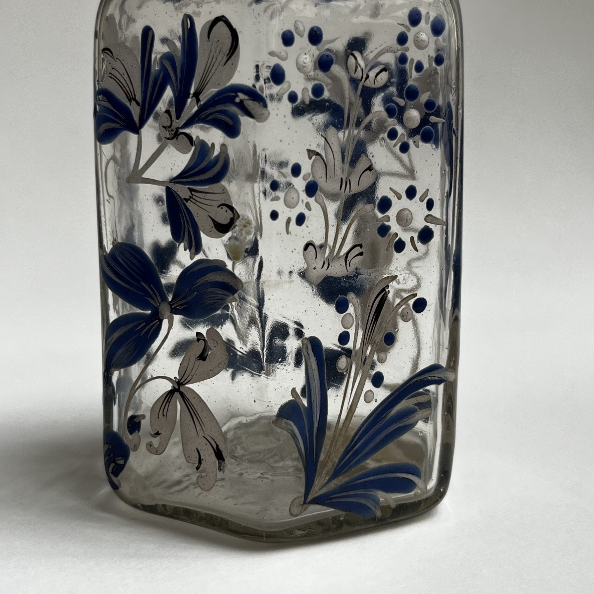 Flacon hexagonal en verre émaillé à décor floral bleu et blanc, Suisse Flühli XVIIIe siècle 18e-photo-5