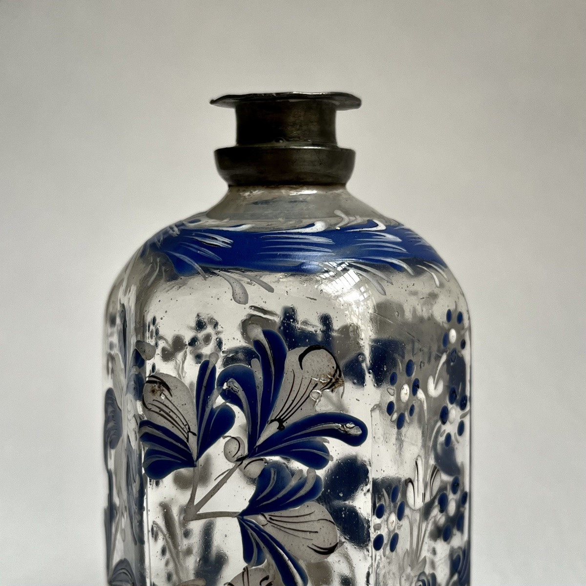 Flacon hexagonal en verre émaillé à décor floral bleu et blanc, Suisse Flühli XVIIIe siècle 18e-photo-6