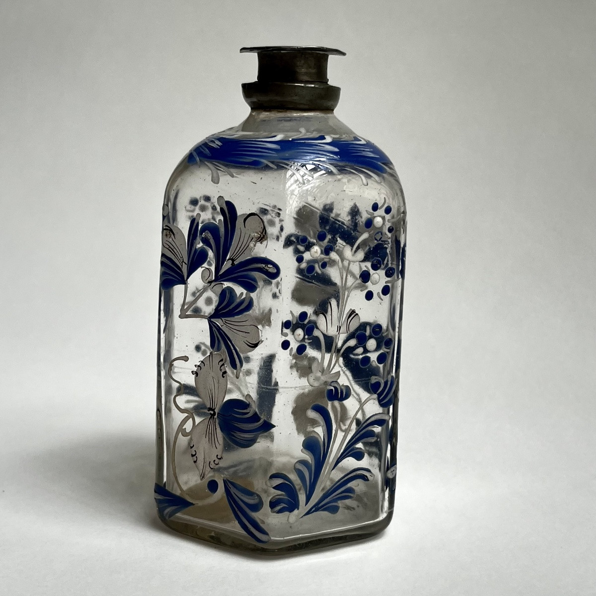 Flacon hexagonal en verre émaillé à décor floral bleu et blanc, Suisse Flühli XVIIIe siècle 18e-photo-7
