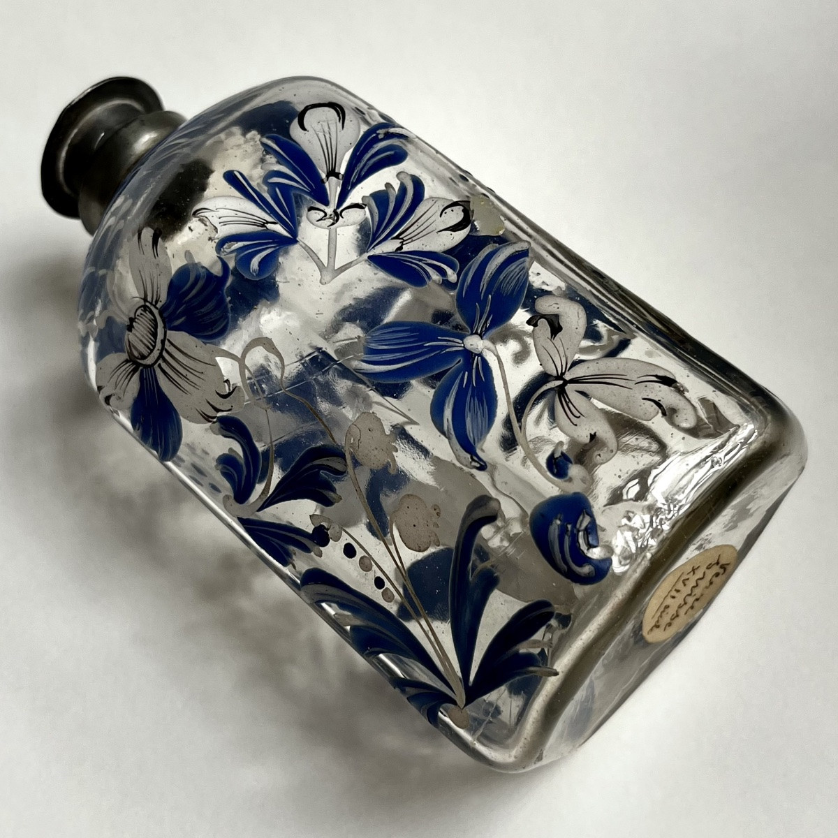 Flacon hexagonal en verre émaillé à décor floral bleu et blanc, Suisse Flühli XVIIIe siècle 18e-photo-8