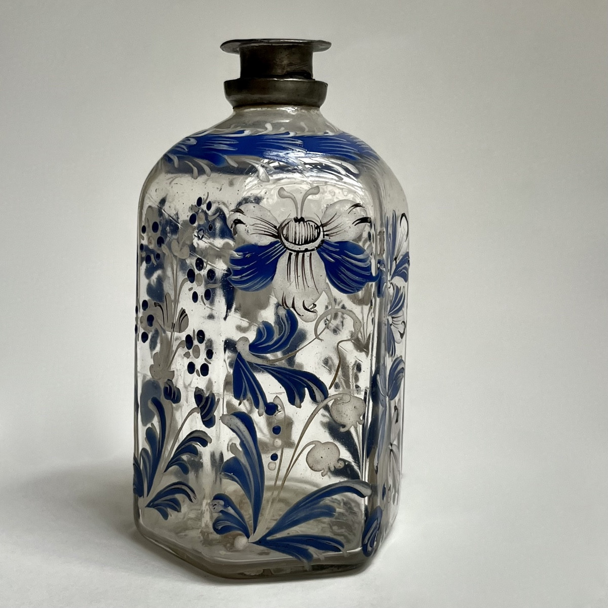 Flacon hexagonal en verre émaillé à décor floral bleu et blanc, Suisse Flühli XVIIIe siècle 18e