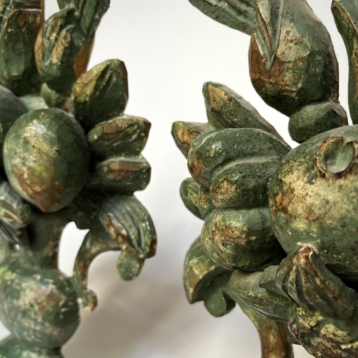 Bouquets en bois peint sculpt&eacute;, paire d'&eacute;l&eacute;ments d&eacute;coratifs d'applique XIXe art populaire 19e-photo-7