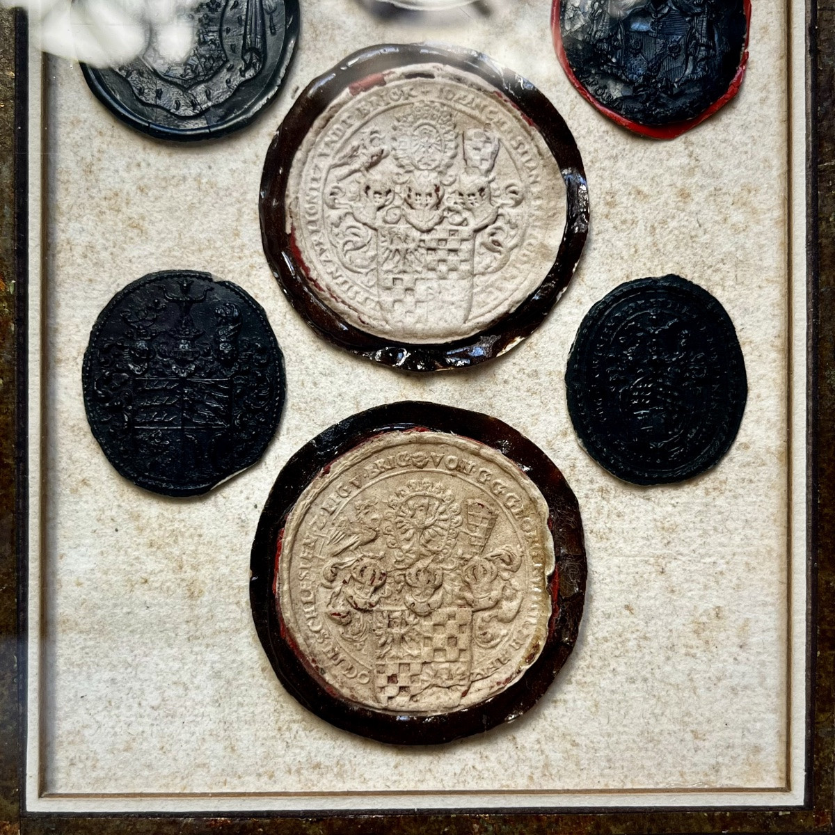 Composition de cachets de cire anciens XVIIIe et XIXe dans un cadre en bois doré du 18e siècle-photo-4