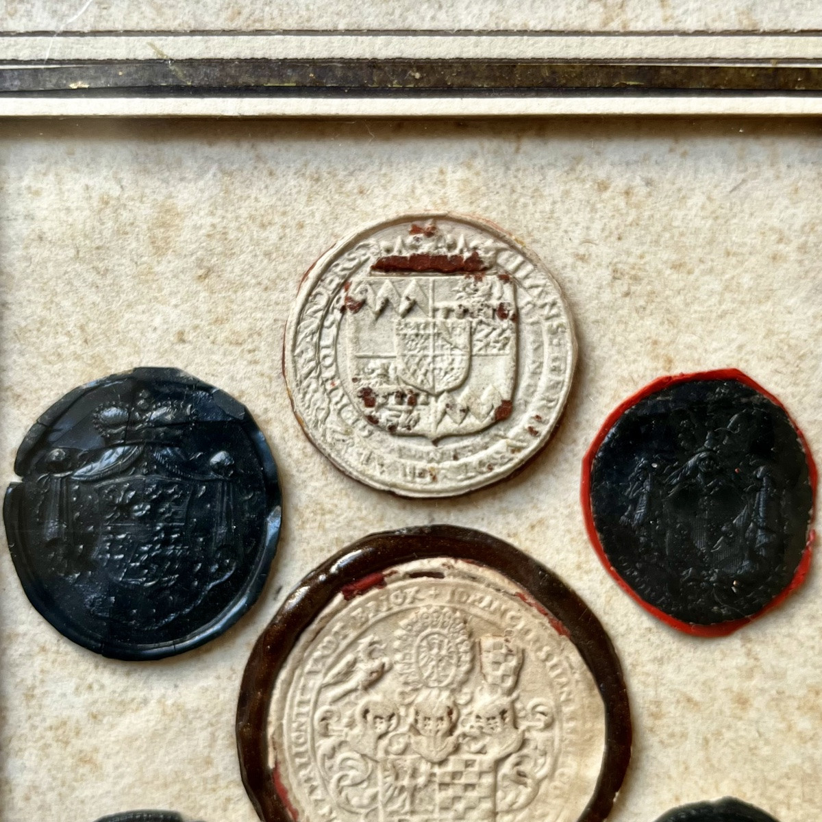 Composition de cachets de cire anciens XVIIIe et XIXe dans un cadre en bois doré du 18e siècle-photo-6