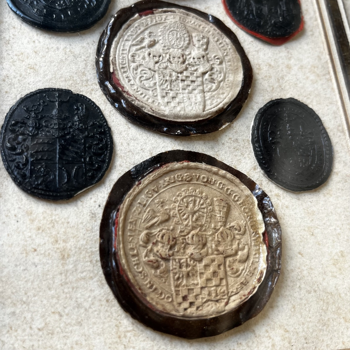 Composition de cachets de cire anciens XVIIIe et XIXe dans un cadre en bois doré du 18e siècle-photo-7