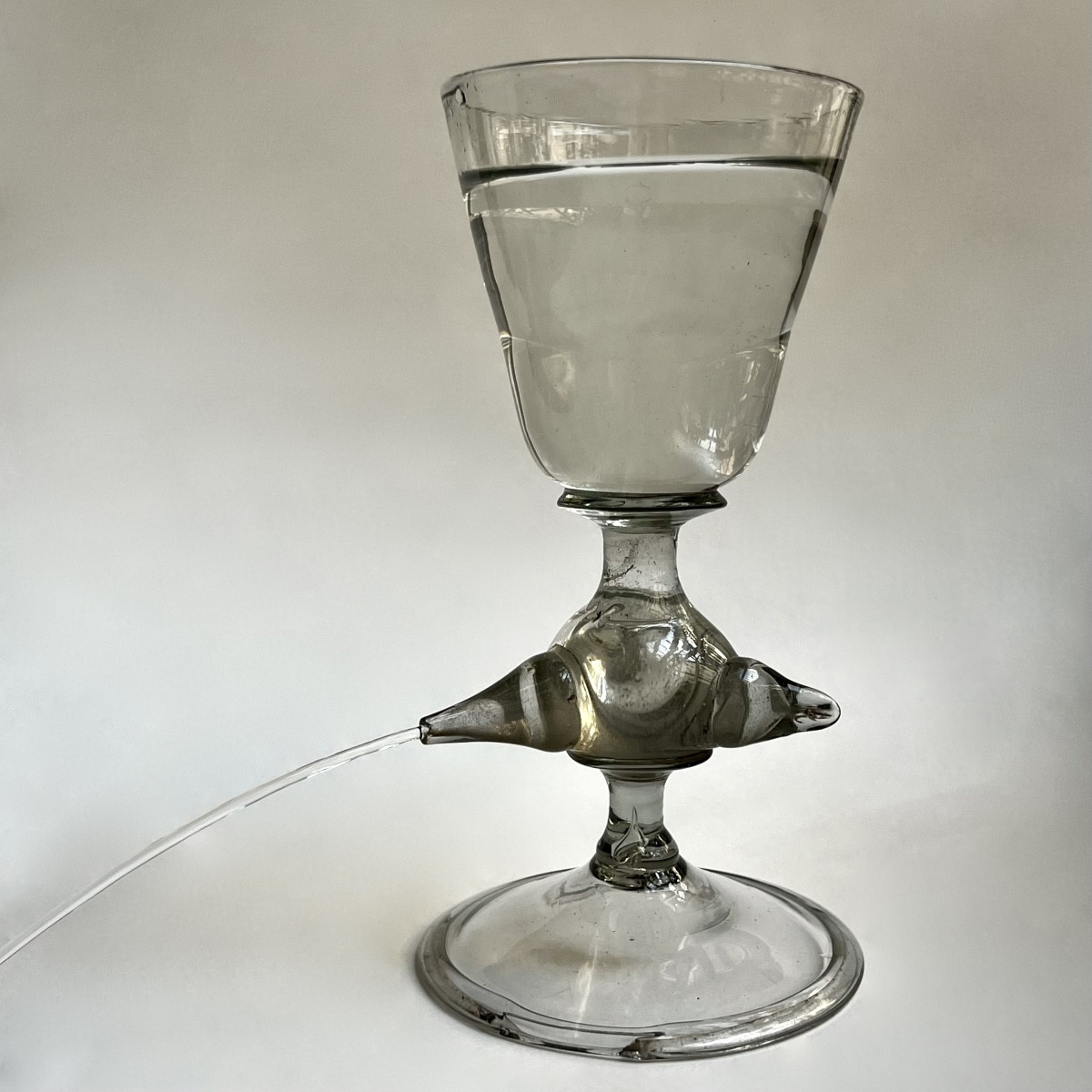 Grand verre à illusion ou "trick glass" en verre soufflé du XVIIIe siècle 18e