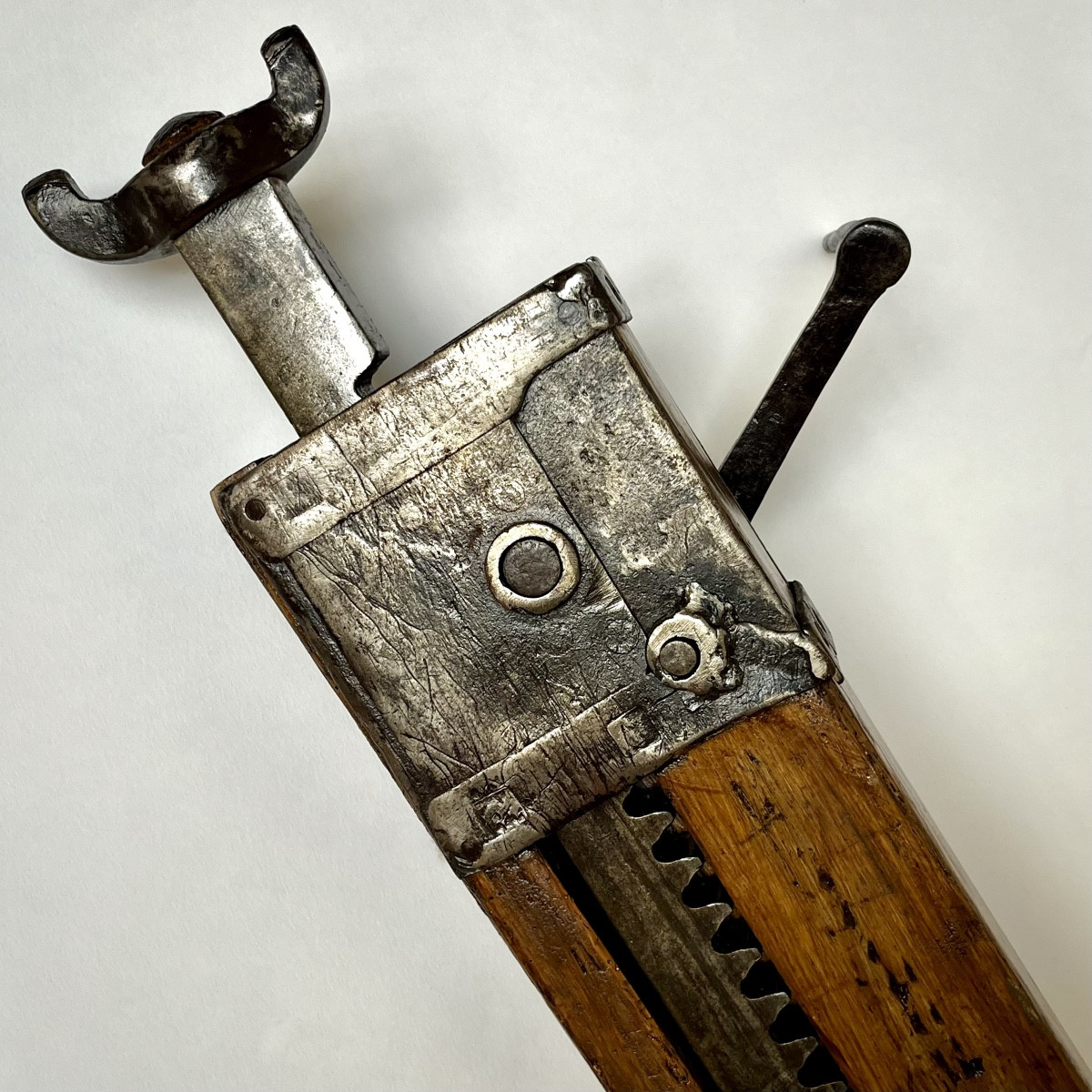 Cric d'attelage ou agricole en bois et fer forgé fin XIXe début XXe art populaire outil ancien