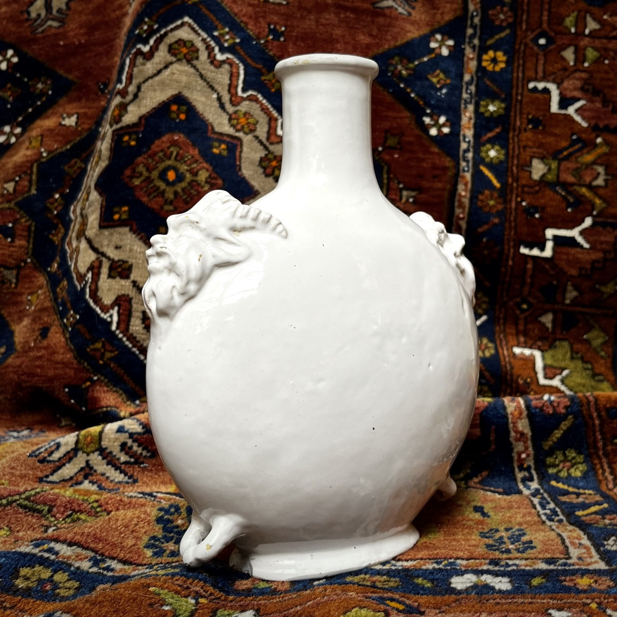 Gourde en faïence blanche à décor de visages de satyre XIXe siècle bouteille 19e-photo-2