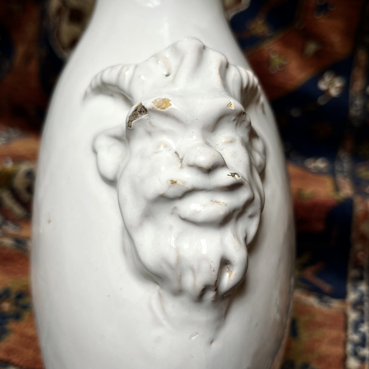 Gourde en faïence blanche à décor de visages de satyre XIXe siècle bouteille 19e-photo-3
