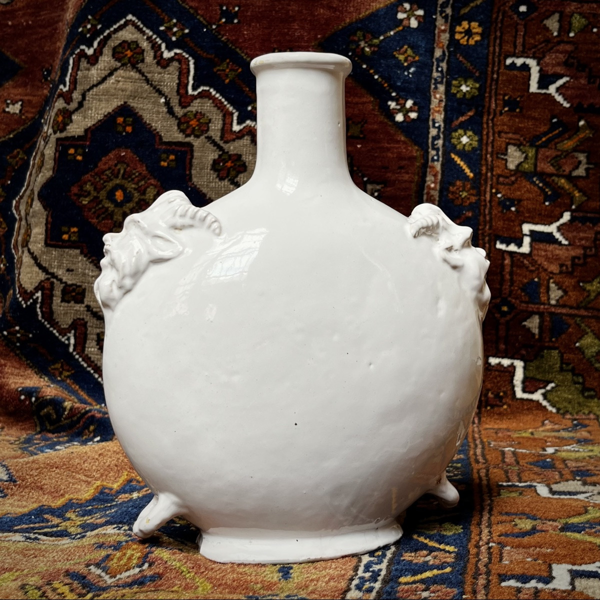 Gourde en faïence blanche à décor de visages de satyre XIXe siècle bouteille 19e-photo-4