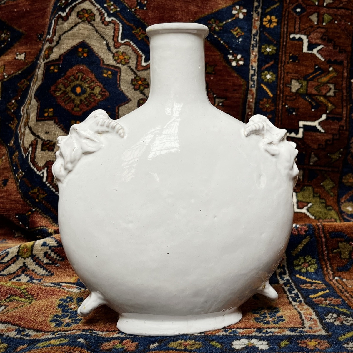 Gourde en faïence blanche à décor de visages de satyre XIXe siècle bouteille 19e-photo-6
