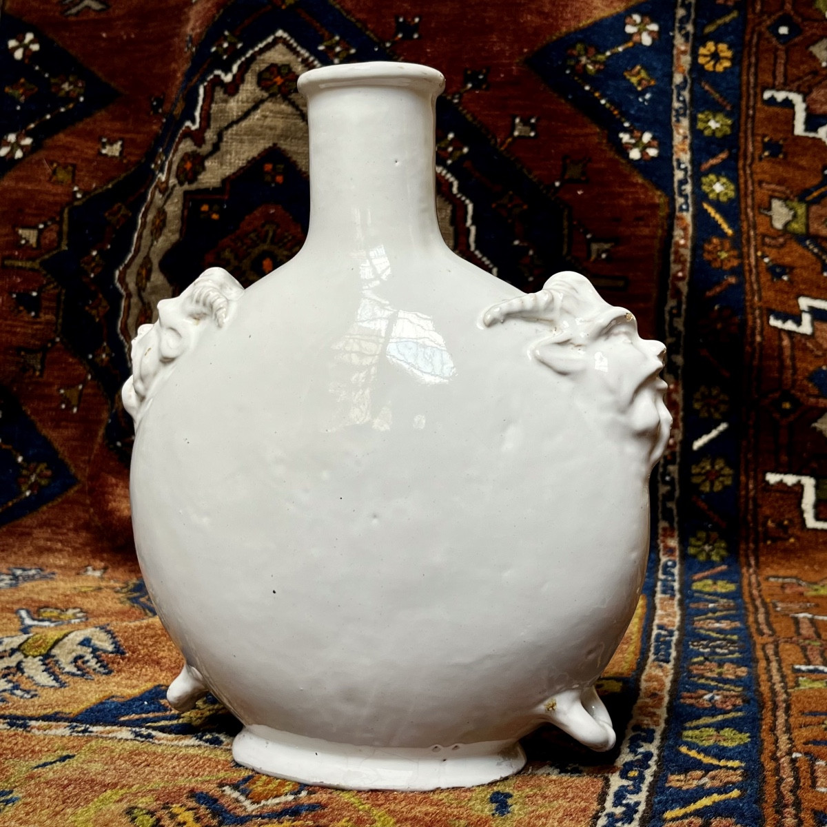 Gourde en faïence blanche à décor de visages de satyre XIXe siècle bouteille 19e