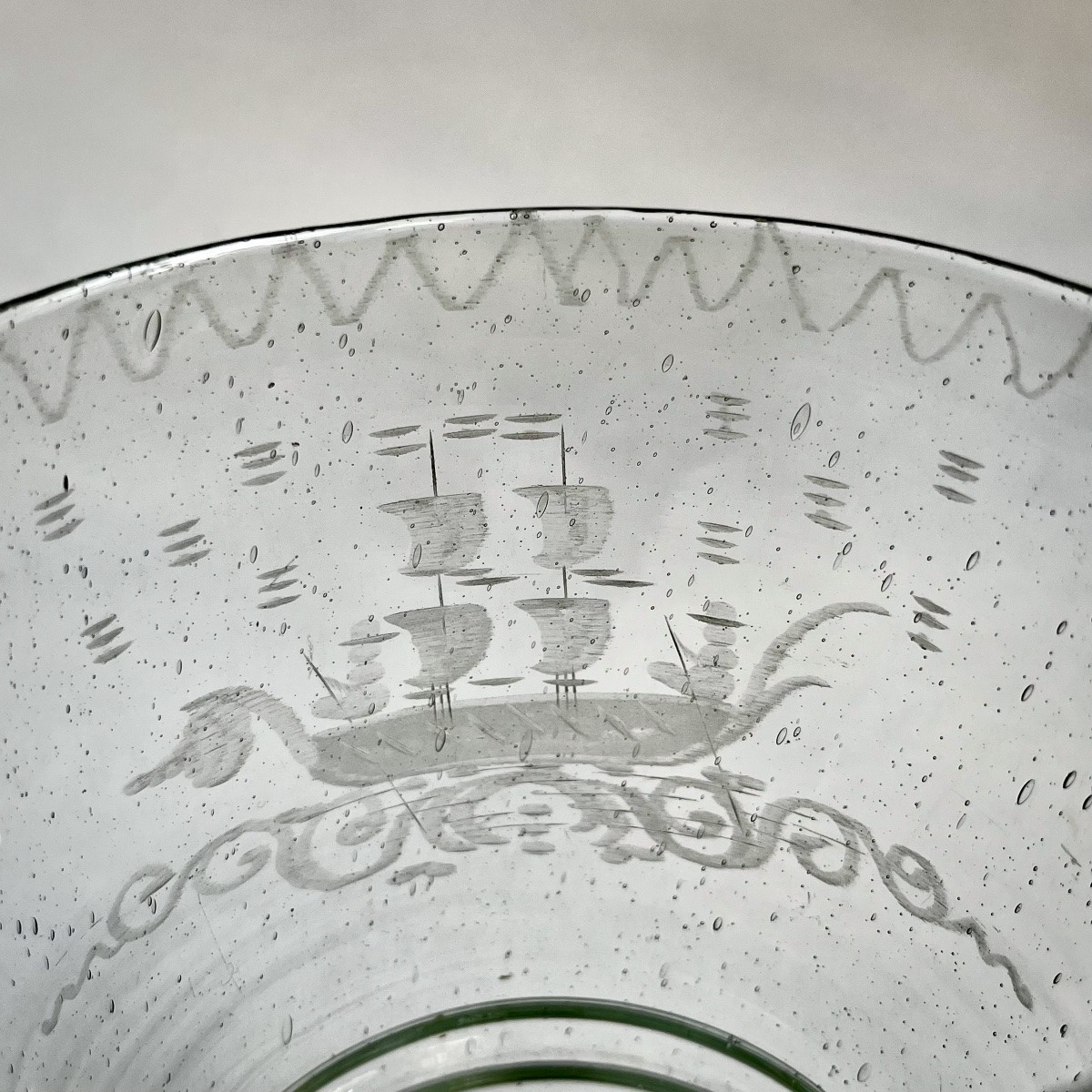 Gros verre gobelet en verre soufflé à décor gravé d'un bateau à voiles voilier XVIIIe XIXe-photo-3