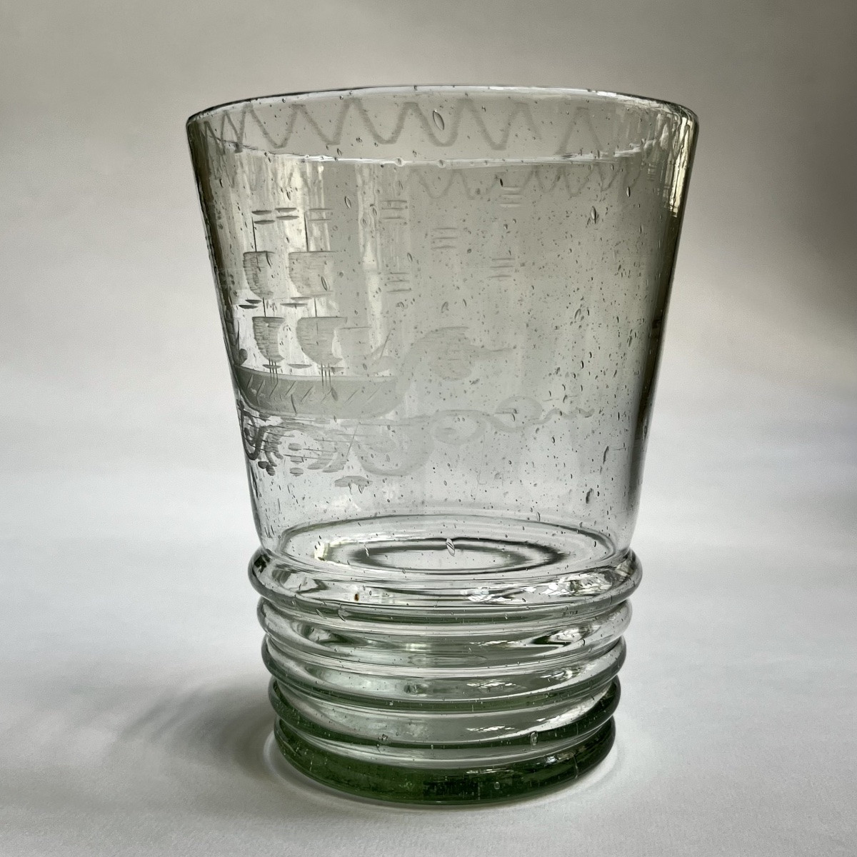 Gros verre gobelet en verre soufflé à décor gravé d'un bateau à voiles voilier XVIIIe XIXe-photo-4
