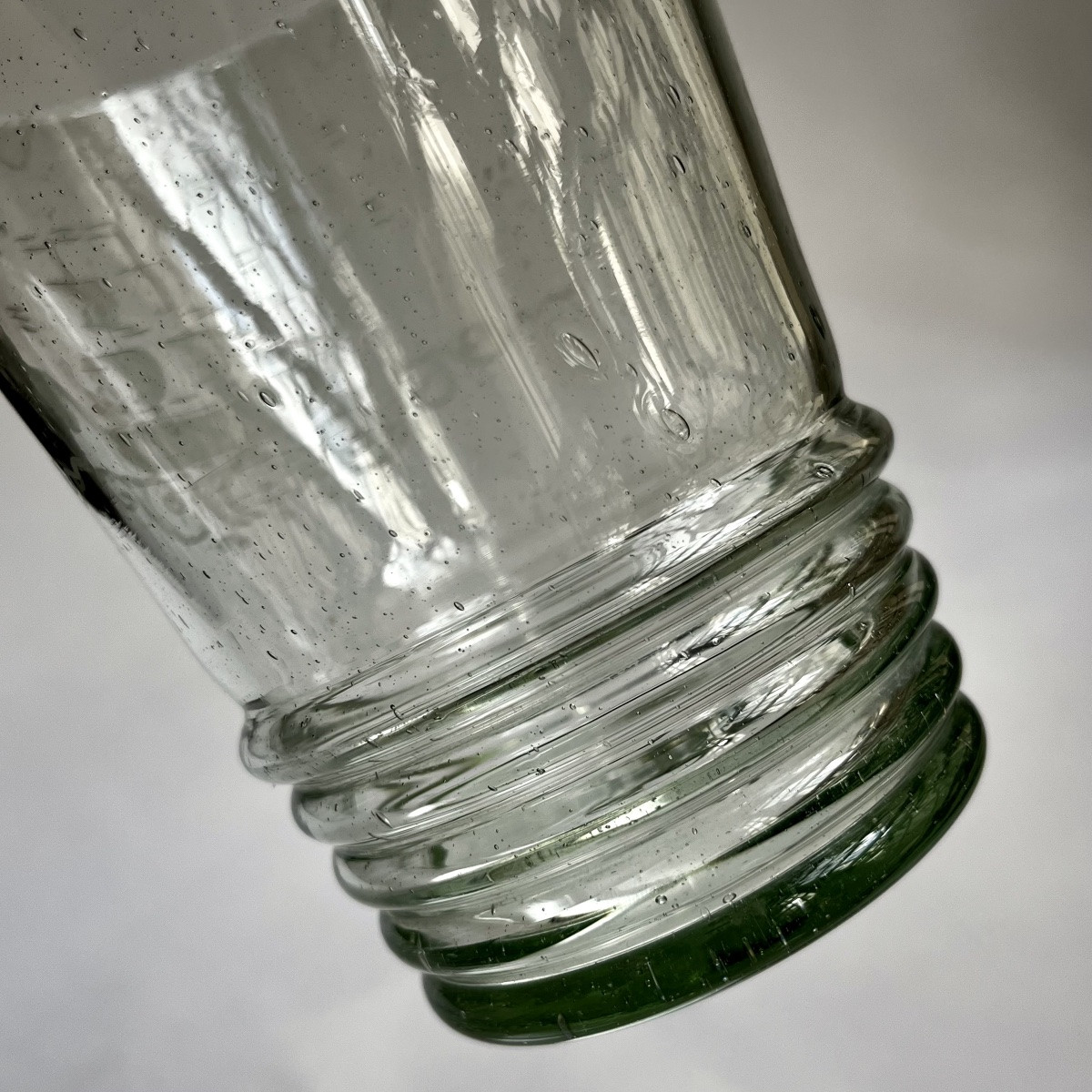 Gros verre gobelet en verre soufflé à décor gravé d'un bateau à voiles voilier XVIIIe XIXe-photo-1
