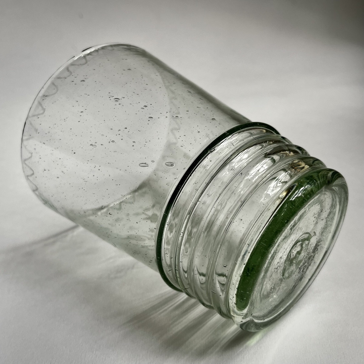 Gros verre gobelet en verre soufflé à décor gravé d'un bateau à voiles voilier XVIIIe XIXe-photo-2