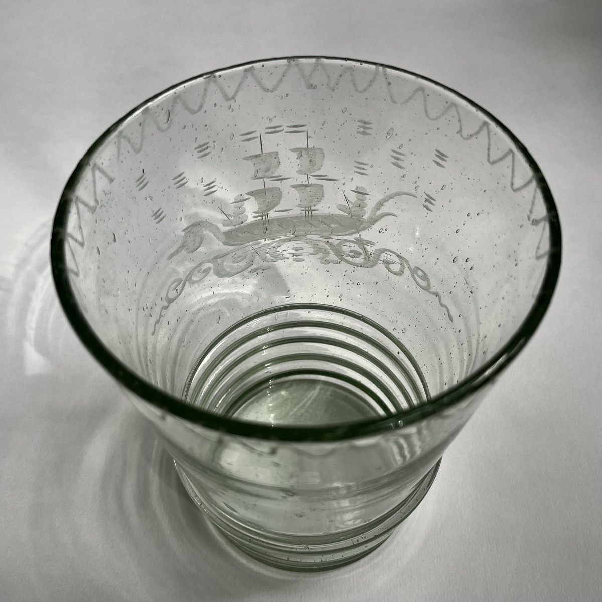 Gros verre gobelet en verre soufflé à décor gravé d'un bateau à voiles voilier XVIIIe XIXe-photo-3