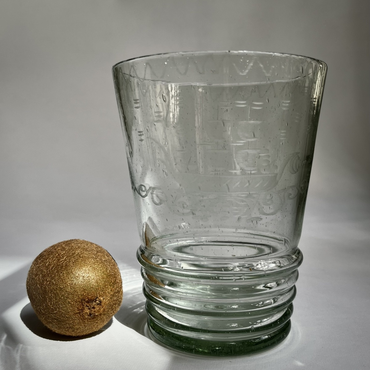 Gros verre gobelet en verre soufflé à décor gravé d'un bateau à voiles voilier XVIIIe XIXe-photo-4