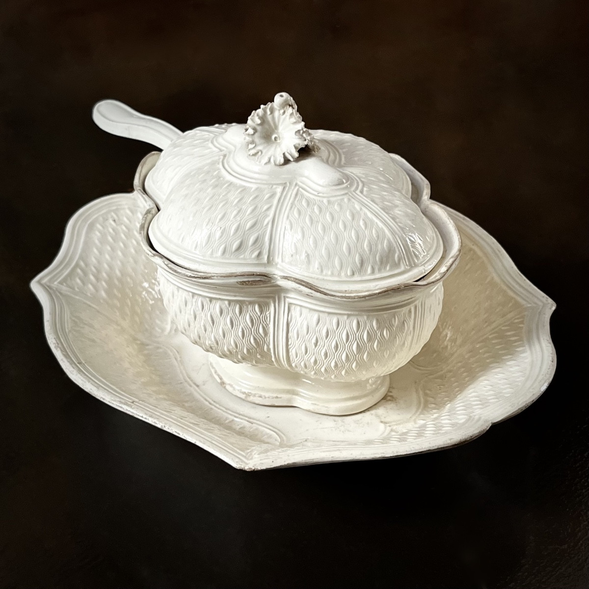 Pot à sucre en faïence fine de Pont aux Choux XVIIIe siècle Paris 18e et cuillère à saupoudrer