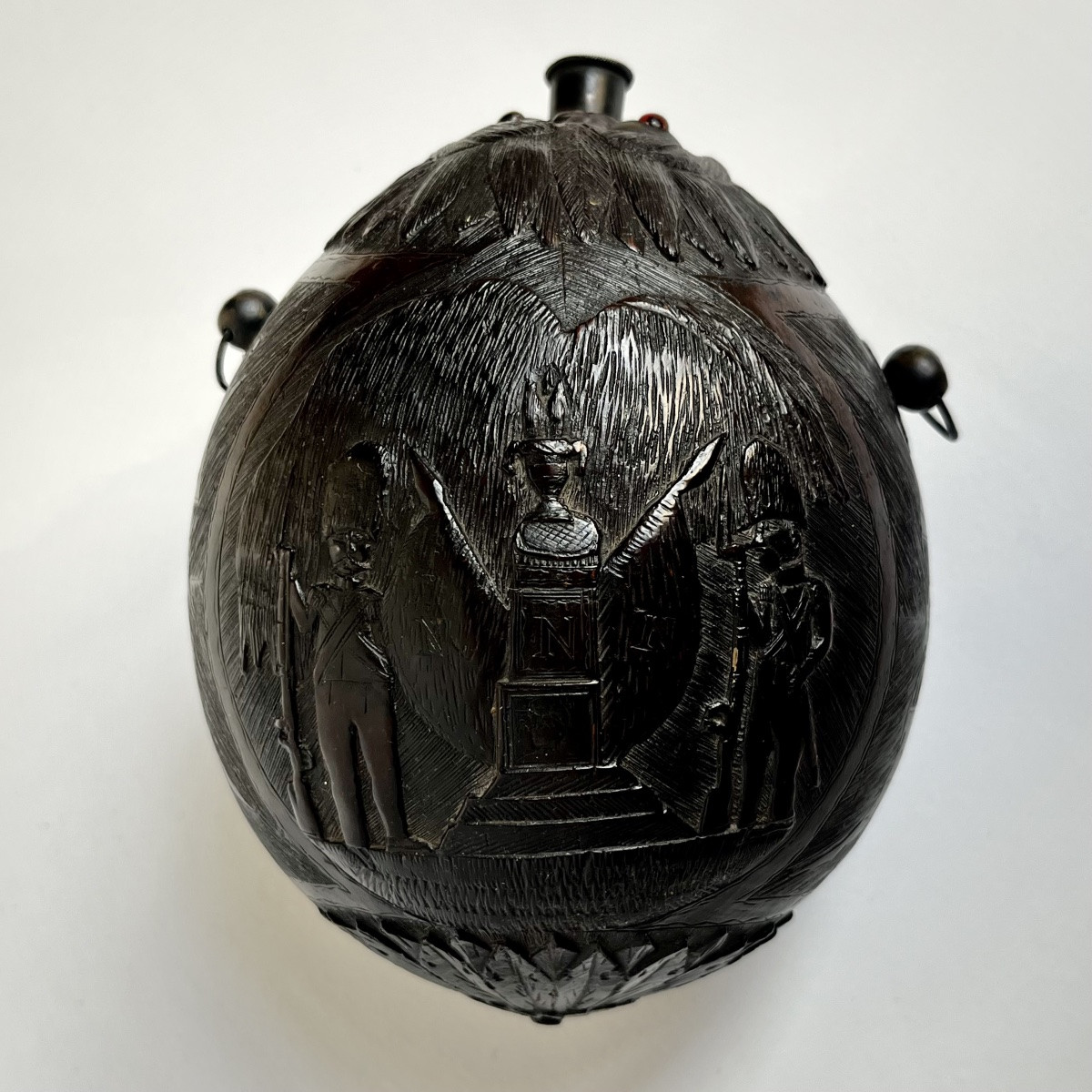 Noix de coco sculptée tombe de Napoléon Ier pulvérin poire à poudre art populaire XIXe siècle-photo-3