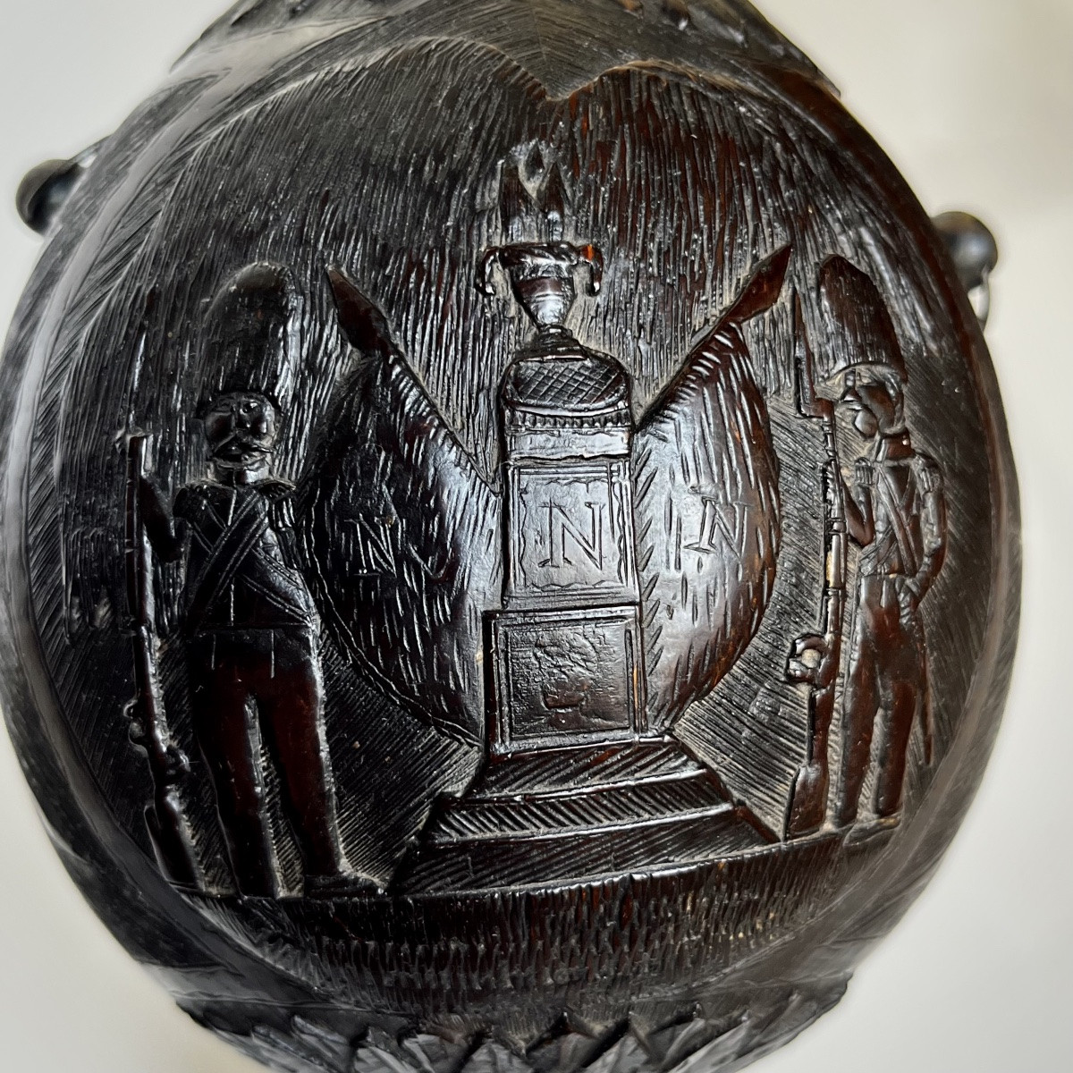 Noix de coco sculptée tombe de Napoléon Ier pulvérin poire à poudre art populaire XIXe siècle-photo-4