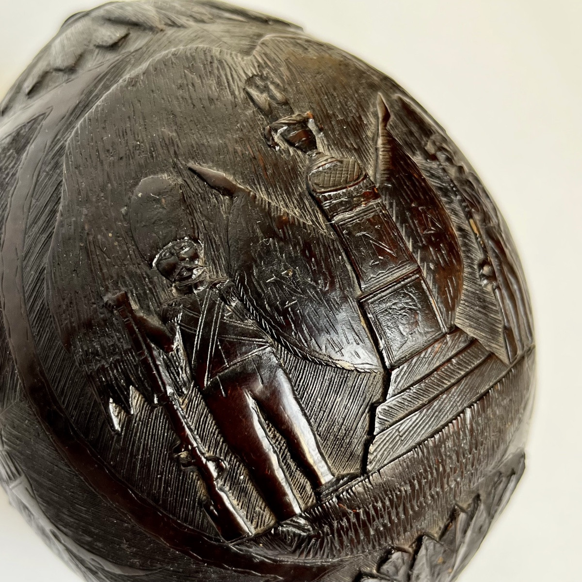 Noix de coco sculptée tombe de Napoléon Ier pulvérin poire à poudre art populaire XIXe siècle-photo-1
