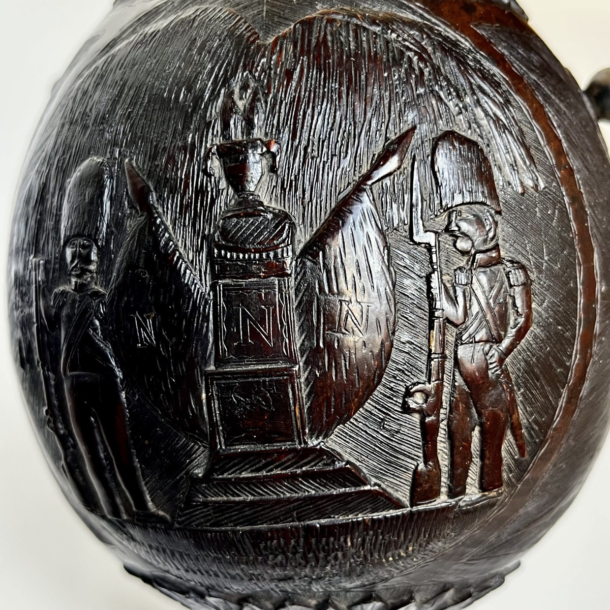 Noix de coco sculptée tombe de Napoléon Ier pulvérin poire à poudre art populaire XIXe siècle-photo-2