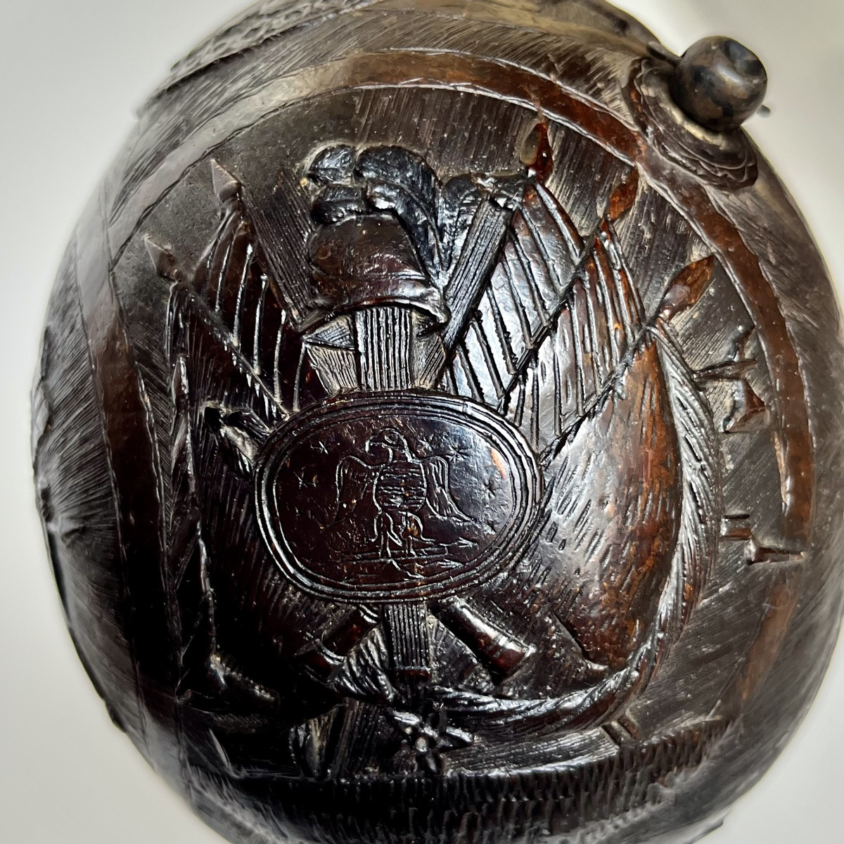 Noix de coco sculptée tombe de Napoléon Ier pulvérin poire à poudre art populaire XIXe siècle-photo-5