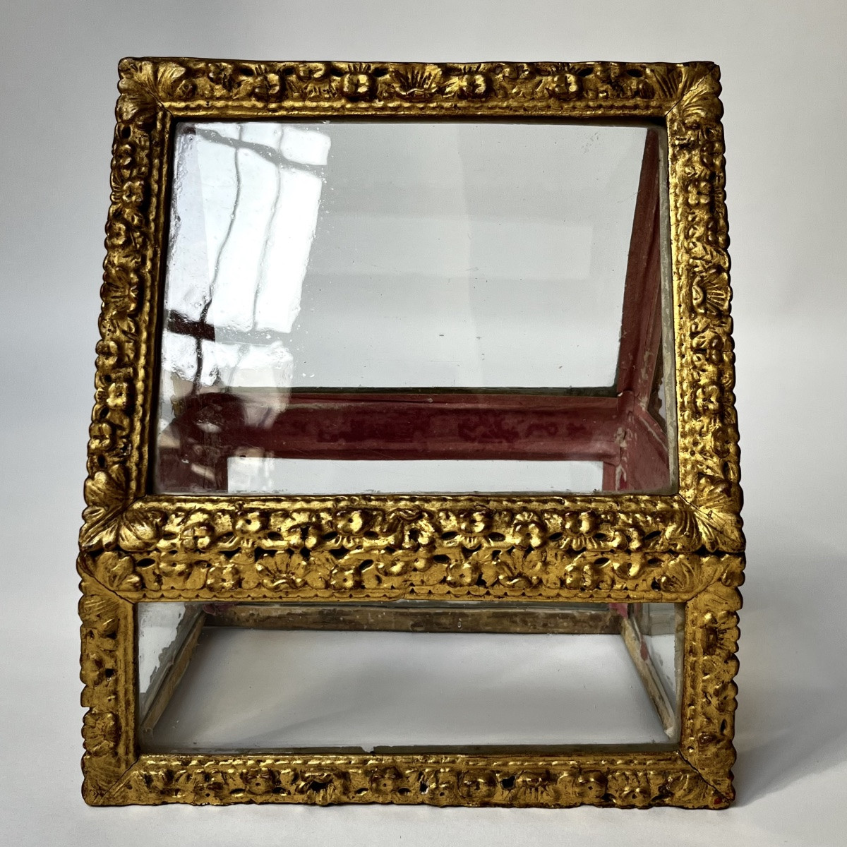 Paire de châsses vitrines reliquaires en bois doré et verre du XVIIIe siècle scarabattolo 18e-photo-2