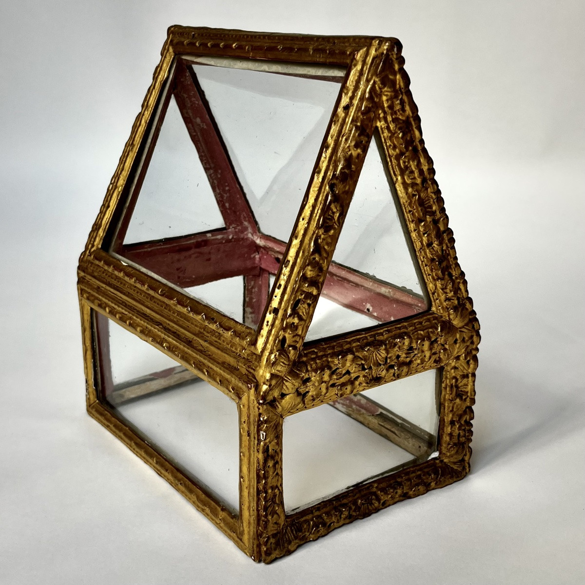 Paire de châsses vitrines reliquaires en bois doré et verre du XVIIIe siècle scarabattolo 18e-photo-3