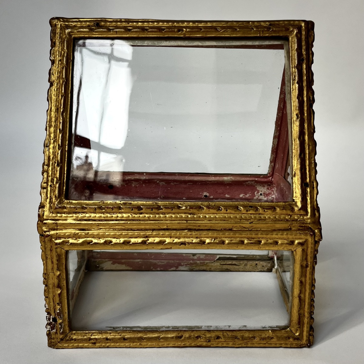 Paire de châsses vitrines reliquaires en bois doré et verre du XVIIIe siècle scarabattolo 18e-photo-4