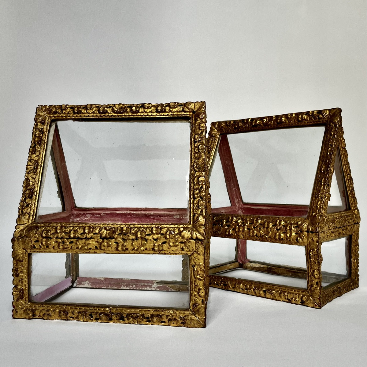 Paire de châsses vitrines reliquaires en bois doré et verre du XVIIIe siècle scarabattolo 18e-photo-1