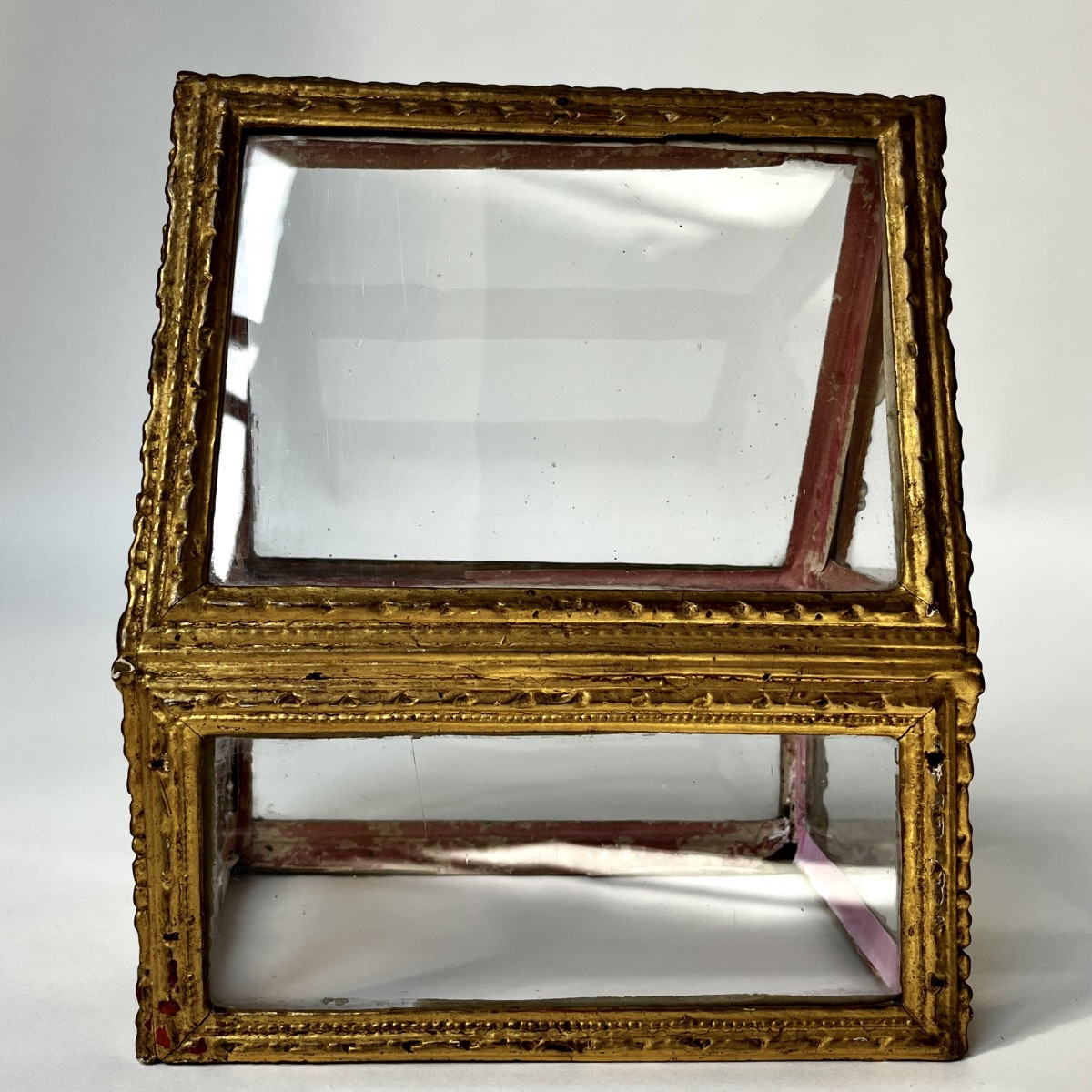 Paire de châsses vitrines reliquaires en bois doré et verre du XVIIIe siècle scarabattolo 18e-photo-4