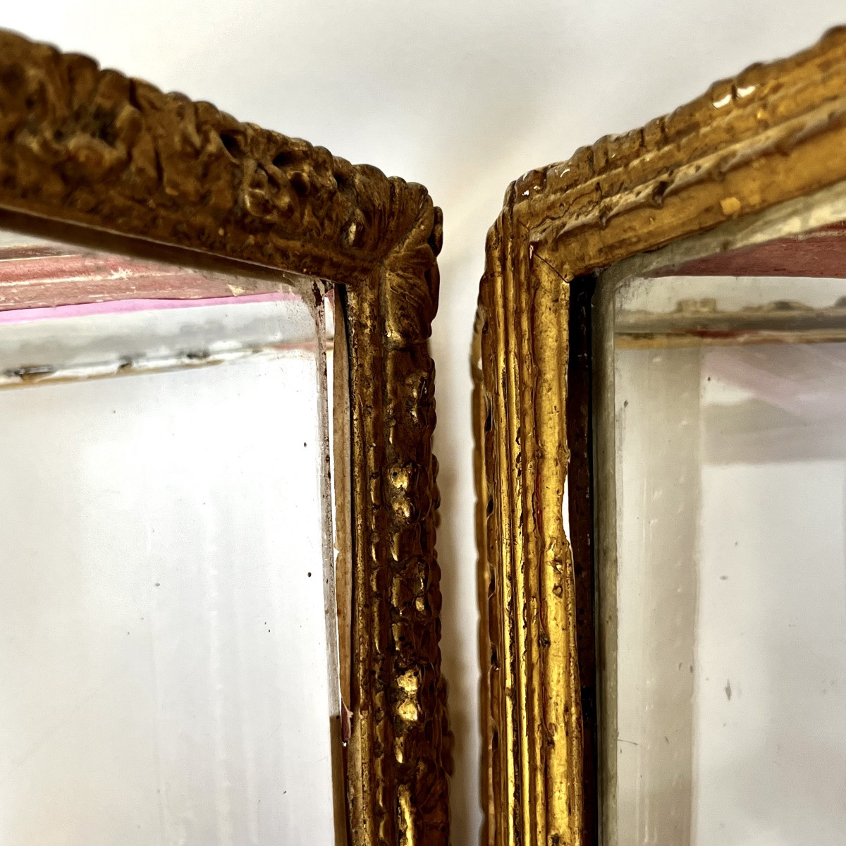 Paire de châsses vitrines reliquaires en bois doré et verre du XVIIIe siècle scarabattolo 18e-photo-6