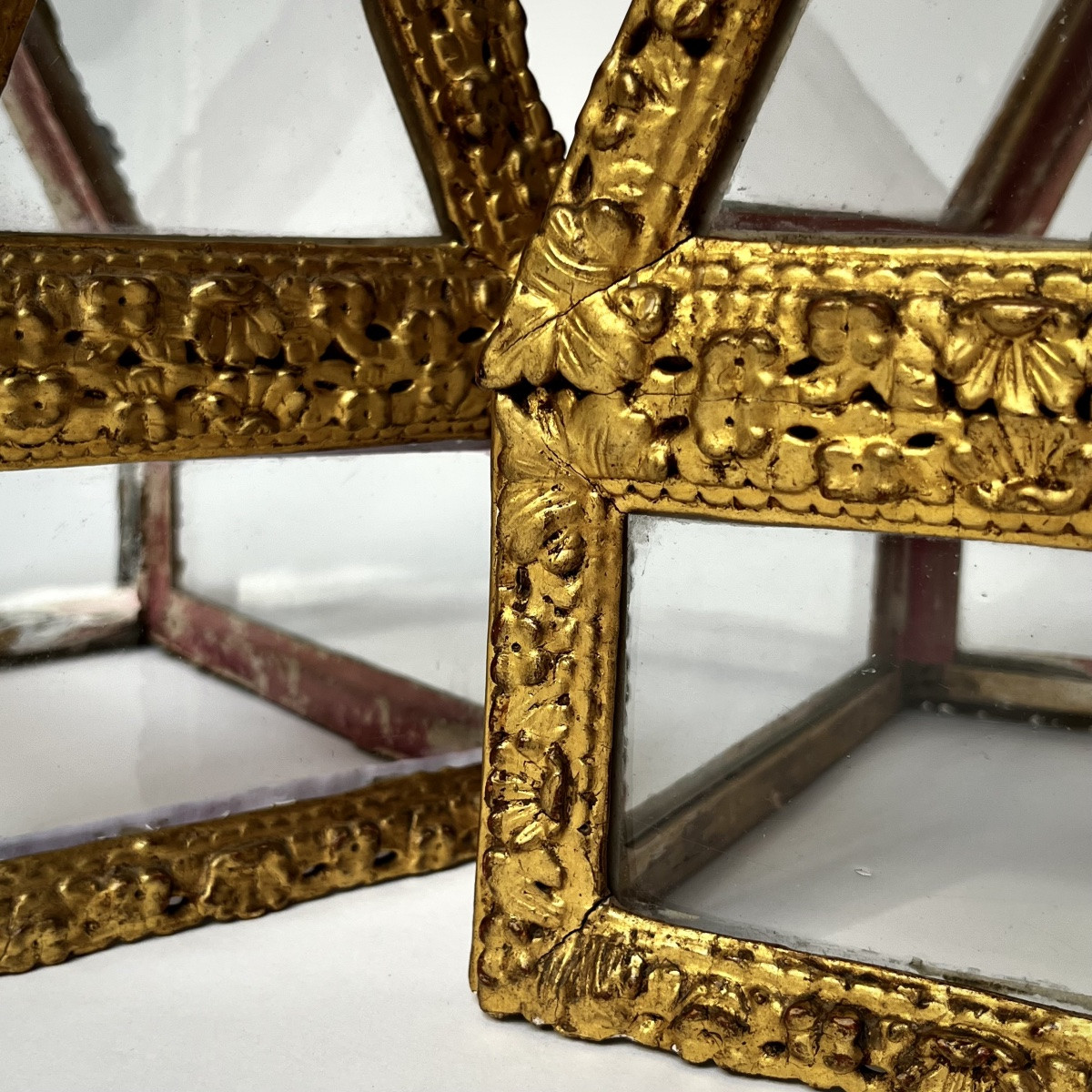 Paire de châsses vitrines reliquaires en bois doré et verre du XVIIIe siècle scarabattolo 18e-photo-7