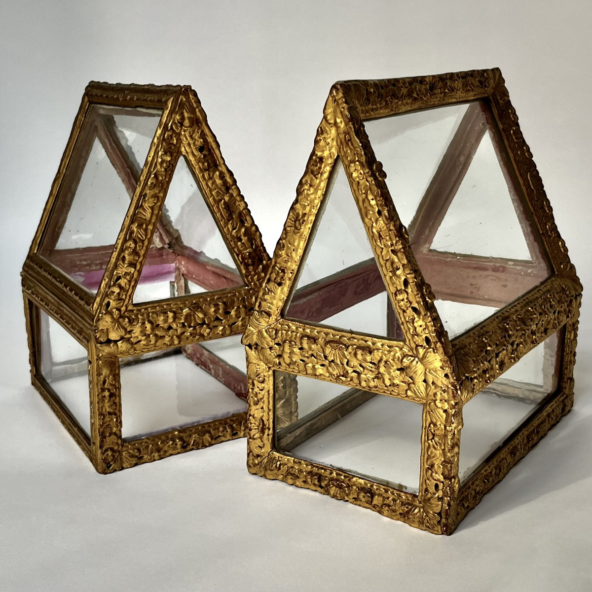 Paire de châsses vitrines reliquaires en bois doré et verre du XVIIIe siècle scarabattolo 18e-photo-8