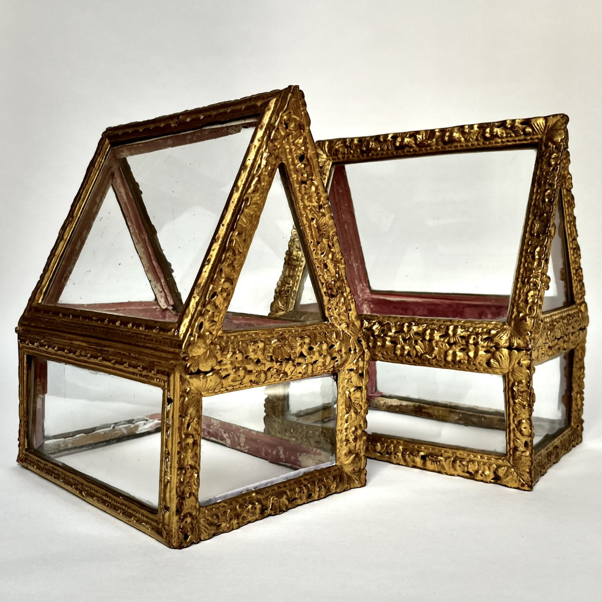 Paire de châsses vitrines reliquaires en bois doré et verre du XVIIIe siècle scarabattolo 18e