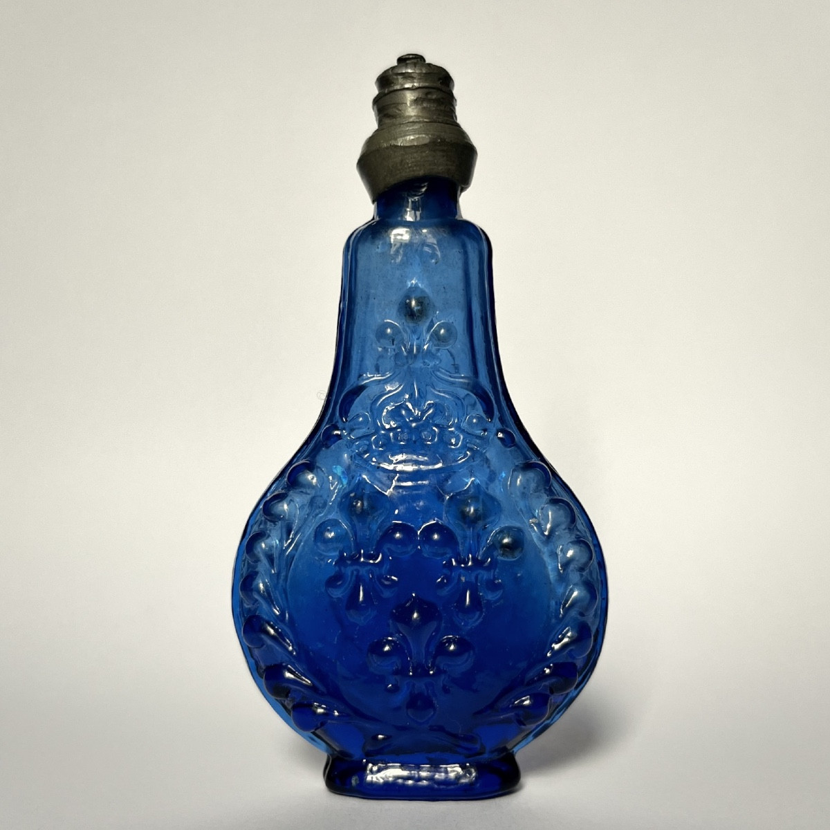 Bernard Perrot - Pocket Bottle In Cobalt Blue Glass Decorated With Fleur-de-lis, Late 17th And 18th Centuries