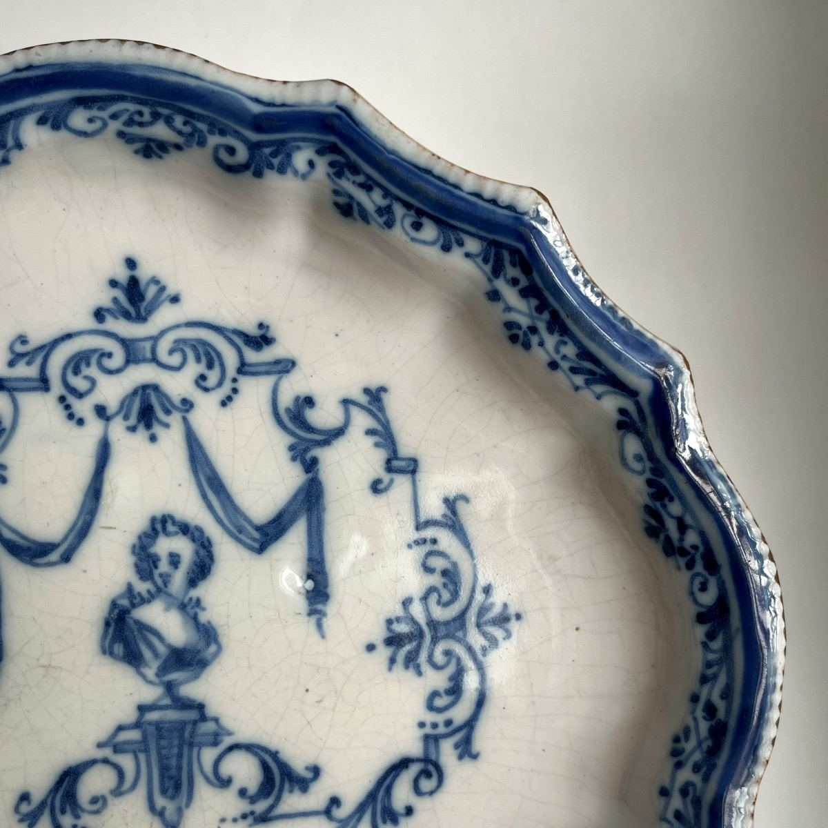 Plat en faïence de Toulouse ou du Sud-Ouest, XVIIIe siècle décor blanc et bleu 18e -photo-3